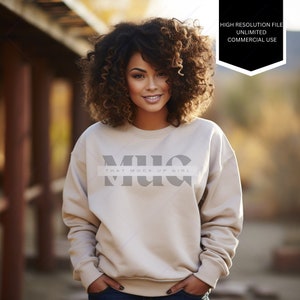 Sudadera Gildan 18000 Sand, maquetas Gildan 18000, modelo femenino negro, maquetas diversas, modelos diversos, modelo afroamericano