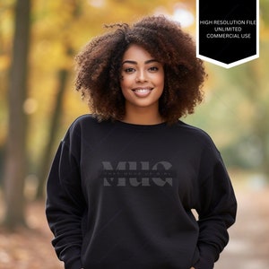 Sudadera negra Gildan 18000, maquetas Gildan 18000, modelo femenino negro, maquetas diversas, modelos diversos, modelo afroamericano