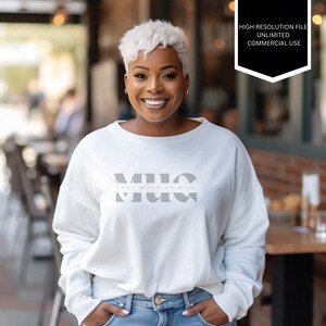 Sudadera Blanca Gildan 18000, Maquetas Gildan 18000, Modelo Femenina Negra, Maquetas Diversas, Modelos Diversos, Modelo Afroamericana