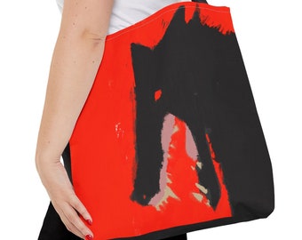Puede incluir: Una bolsa de tela roja con una silueta negra de la cabeza de un lobo con dientes afilados. La cabeza del lobo está mirando hacia el lado derecho de la bolsa.