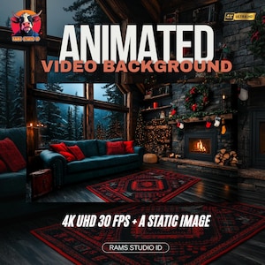 Peut inclure: Un arrière-plan vidéo animé représentant un intérieur de chalet avec une cheminée, un canapé turquoise avec des coussins rouges et un tapis à motifs rouges. Le texte "ANIMATED VIDEO BACKGROUND" est affiché. L'image est étiquetée 4K UHD 30 FPS + A STATIC IMAGE.