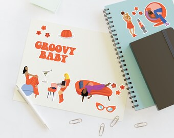 Può includere: Un foglio di adesivi con un tema groovy baby. Gli adesivi raffigurano donne in varie pose, un giradischi, un divano, un bicchiere da martini, uno stampo per gelatina e occhiali da sole. Gli adesivi sono su uno sfondo bianco con accenti arancioni e rossi.