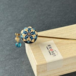 Japanischer Kanzashi-Haarstab, Chrysanthemum Temari Ball, Seidenstickerei