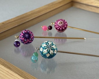 Japanischer Kanzashi Haarstab mit Temari Ball Seidenstickerei
