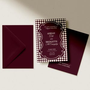 Könnte beinhalten: Ein bordeauxfarbenes Hochzeitskarten-Set mit einem Umschlag, einer Einladungskarte und einer Detailkarte. Die Einladungskarte hat einen dekorativen Rahmen und die Namen Adrian Grey und Bridgette McConaughey. Auf der Detailkarte steht "Der Anfang für immer beginnt hier."