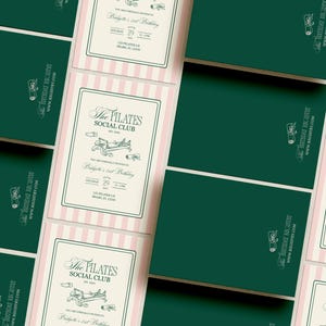 Puede incluir: Una disposici&oacute;n de tarjetas de invitaci&oacute;n con una combinaci&oacute;n de colores verde y rosa. Las tarjetas presentan el texto "The Pilates Social Club" y una ilustraci&oacute;n de una m&aacute;quina de Pilates. El reverso de las tarjetas es de color verde oscuro liso.