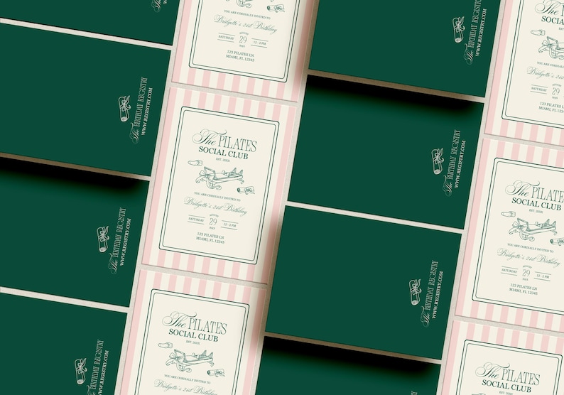 Puede incluir: Una disposici&oacute;n de tarjetas de invitaci&oacute;n con una combinaci&oacute;n de colores verde y rosa. Las tarjetas presentan el texto "The Pilates Social Club" y una ilustraci&oacute;n de una m&aacute;quina de Pilates. El reverso de las tarjetas es de color verde oscuro liso.