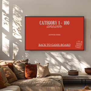 以下が含まれることがあります： 「CATEGORY 1 - 100 answer」「ANSWER HERE」「BACK TO GAME BOARD」と白文字で書かれた赤い長方形の看板。右下にはスロットマシンの白いアウトラインがある。