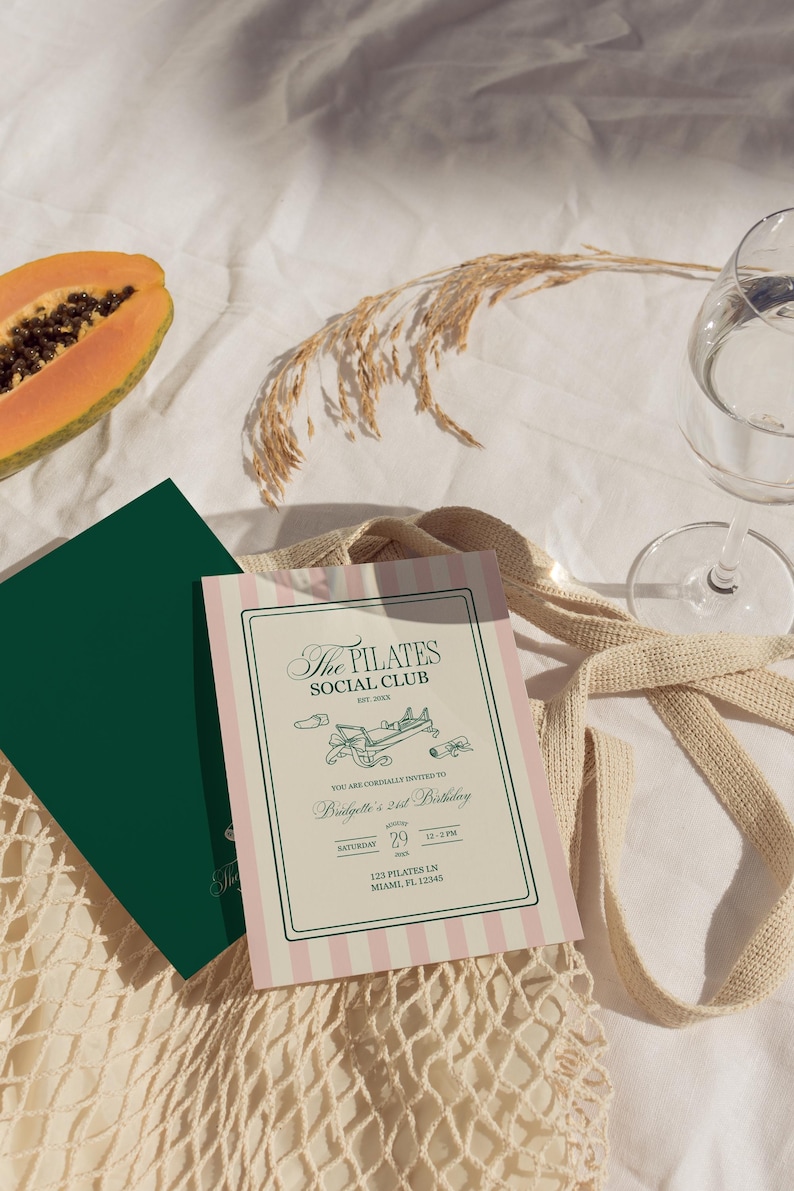 Puede incluir: Una invitaci&oacute;n para "The Pilates Social Club" con un borde a rayas rosas y blancas. La invitaci&oacute;n incluye el texto "21 cumplea&ntilde;os de Bridgette" y los detalles del evento. Tambi&eacute;n se ve un sobre verde y un vaso de agua.