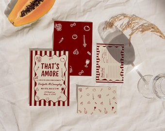 Puede incluir: Un conjunto de tarjetas de invitación y tarjetas de recetas con un tema rojo y blanco. La tarjeta de invitación dice "That's Amore" e incluye los detalles del evento. La tarjeta de recetas tiene líneas para escribir. Las tarjetas están decoradas con ilustraciones de comida.