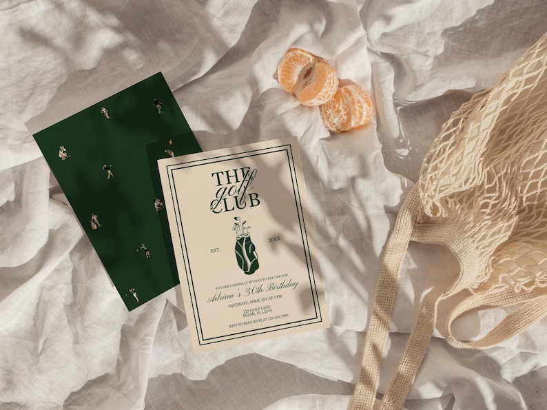 K&ouml;nnte beinhalten: Eine Einladung f&uuml;r "The Golf Club" mit einer Golfbag-Illustration und einer dunkelgr&uuml;nen Karte mit Golffiguren. Die Einladung ist f&uuml;r Adrians 30. Geburtstag. Ein Netzbeutel und zwei Mandarinenspalten sind ebenfalls im Bild.