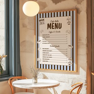 Peut inclure: Un tableau de menu de café avec un cadre en bois brun clair, avec un fond crème et une bordure à rayures bleues et blanches. Le menu répertorie le café, les boissons et les produits de boulangerie. Le texte "Cafe bebe MENU" est en haut.