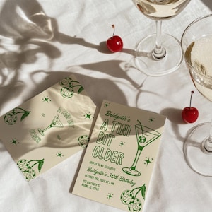 Ein Tini Bit ältere Geburtstagsfeier laden Vorlage ein Martini Thema 30. Geburtstagsfeier Hand gezeichnete Illustration Bearbeitbare Einladung Lustiges Martini-Thema