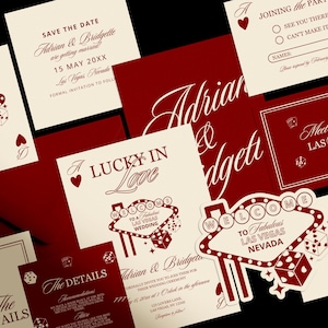 Puede incluir: Un conjunto de invitaciones de boda con tem&aacute;tica de Las Vegas. Las invitaciones presentan una combinaci&oacute;n de colores crema y burdeos con dados, palos de cartas y el texto "Welcome to Fabulous Las Vegas Nevada".