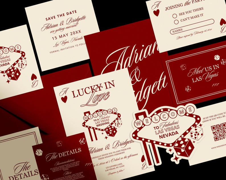 Puede incluir: Un conjunto de invitaciones de boda con tem&aacute;tica de Las Vegas. Las invitaciones presentan una combinaci&oacute;n de colores crema y burdeos con dados, palos de cartas y el texto "Welcome to Fabulous Las Vegas Nevada".