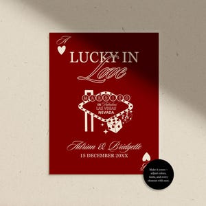 Puede incluir: Una tarjeta de invitaci&oacute;n roja con el texto "LUCKY IN LOVE" y "MARRIED IN Fabulous LAS VEGAS NEVADA". La tarjeta tambi&eacute;n incluye los nombres "Adrian & Bridgette" y la fecha "15 DICIEMBRE 20XX". El dise&ntilde;o presenta s&iacute;mbolos de naipes y dados.