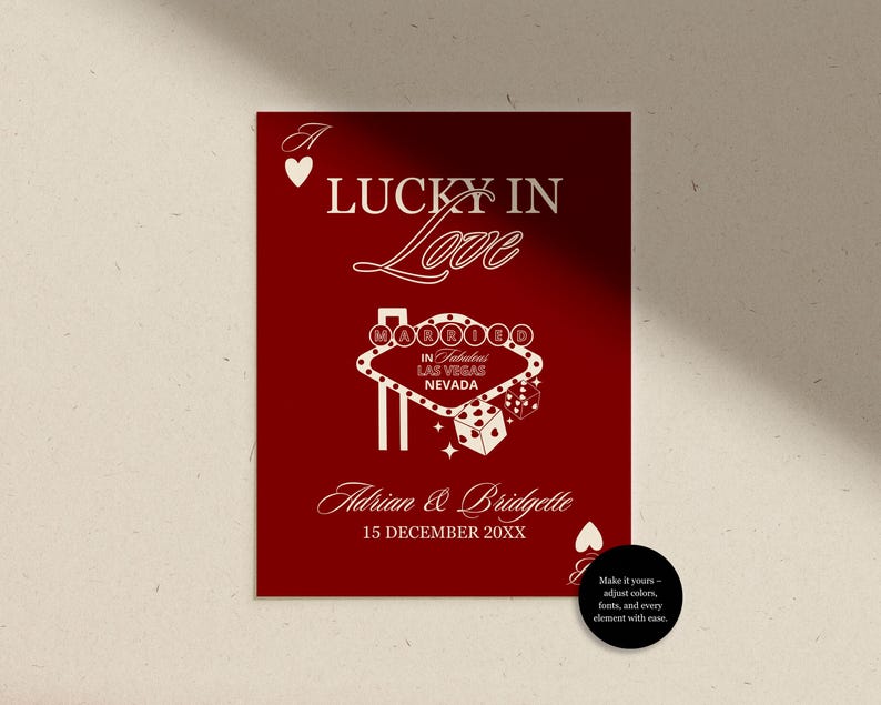 Puede incluir: Una tarjeta de invitaci&oacute;n roja con el texto "LUCKY IN LOVE" y "MARRIED IN Fabulous LAS VEGAS NEVADA". La tarjeta tambi&eacute;n incluye los nombres "Adrian & Bridgette" y la fecha "15 DICIEMBRE 20XX". El dise&ntilde;o presenta s&iacute;mbolos de naipes y dados.