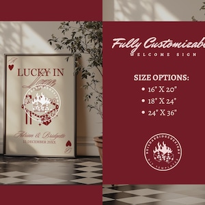 Puede incluir: Un letrero de bienvenida de boda enmarcado con el texto "Lucky in Love" y los nombres y la fecha de la pareja. El letrero presenta s&iacute;mbolos de naipes y est&aacute; disponible en tama&ntilde;os de 40.6cm x 50.8cm, 45.7cm x 61cm y 61cm x 91.4cm. El fondo es de color neutro.