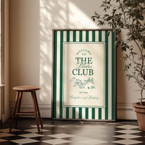 Puede incluir: Un letrero enmarcado con un borde a rayas verdes y blancas. El letrero dice "Welcome to The Pilates Club" con una ilustraci&oacute;n de equipos de pilates. El texto "Bridgette's 21st Birthday" est&aacute; en la parte inferior.