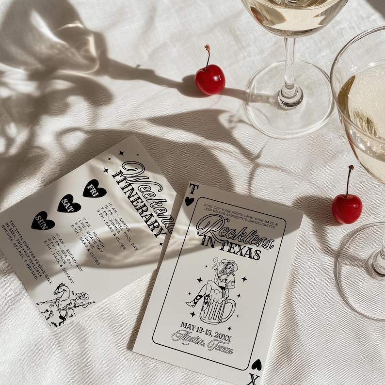Peut inclure: Une carte blanche avec du texte noir qui indique "Weekend Itinerary" et liste un programme d'&eacute;v&eacute;nements pour le vendredi, le samedi et le dimanche. La carte est &agrave; c&ocirc;t&eacute; d'une carte blanche avec du texte noir qui indique "Reckless in Texas" et une illustration en noir et blanc d'une femme assise sur une chope de bi&egrave;re. Le texte sous l'illustration indique "May 13-15, 20XX Austin, Texas".