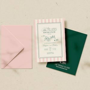 Puede incluir: Un juego de papeler&iacute;a con un sobre rosa, una invitaci&oacute;n a rayas y una tarjeta verde oscuro. La invitaci&oacute;n tiene el texto "The Pilates Social Club" y detalles para un evento de cumplea&ntilde;os. La tarjeta verde tiene el texto "The Birthday Registry".