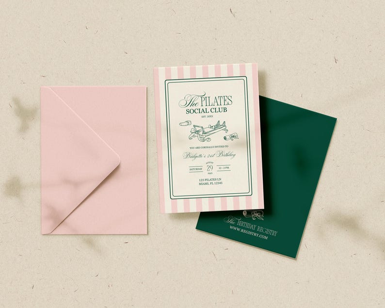 Puede incluir: Un juego de papeler&iacute;a con un sobre rosa, una invitaci&oacute;n a rayas y una tarjeta verde oscuro. La invitaci&oacute;n tiene el texto "The Pilates Social Club" y detalles para un evento de cumplea&ntilde;os. La tarjeta verde tiene el texto "The Birthday Registry".