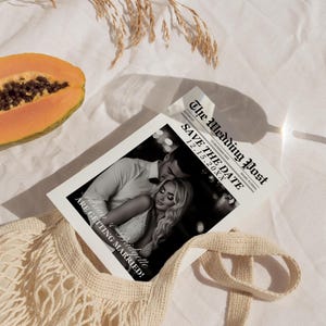 Plantilla editable de invitación con foto para guardar la fecha de boda con papel de periódico Publicación de boda con papel de periódico minimalista Guardar la fecha Tarjeta de invitación con foto imprimible Guardar la fecha con papel de periódico