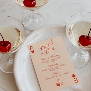 Modello di menu per bevande Lucky in Love Menu per bar di nozze disegnato a mano Cartellonistica per matrimoni d'epoca Menu per bevande Drunk in Love Matrimonio a Las Vegas Matrimonio eccentrico
