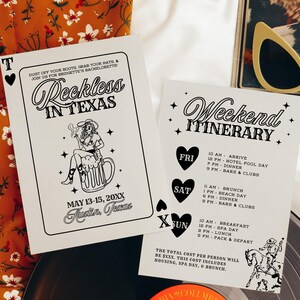 Peut inclure: Une carte blanche avec du texte noir et des illustrations. La carte dit "Reckless in Texas" et pr&eacute;sente un dessin d'une femme assise sur une chope de bi&egrave;re. La carte comprend &eacute;galement les dates "May 13-15, 20XX" et l'emplacement "Austin, Texas". Une deuxi&egrave;me carte blanche avec du texte noir et des illustrations dit "Weekend Itinerary" et liste un programme d'&eacute;v&eacute;nements pour un voyage d'un week-end. Les &eacute;v&eacute;nements comprennent une journ&eacute;e &agrave; la piscine de l'h&ocirc;tel, une journ&eacute;e &agrave; la plage et des bars et des clubs.
