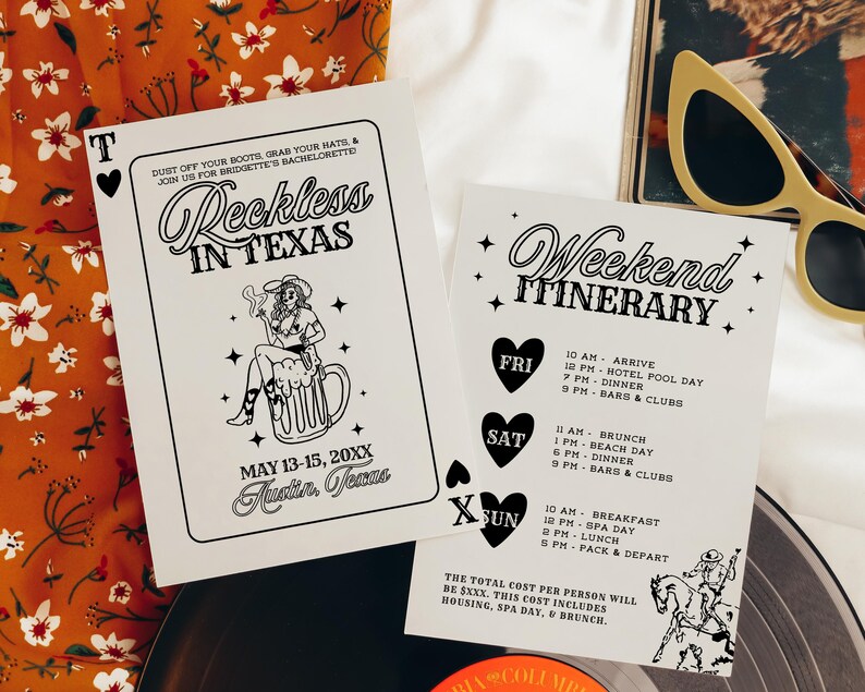 Peut inclure: Une carte blanche avec du texte noir et des illustrations. La carte dit "Reckless in Texas" et pr&eacute;sente un dessin d'une femme assise sur une chope de bi&egrave;re. La carte comprend &eacute;galement les dates "May 13-15, 20XX" et l'emplacement "Austin, Texas". Une deuxi&egrave;me carte blanche avec du texte noir et des illustrations dit "Weekend Itinerary" et liste un programme d'&eacute;v&eacute;nements pour un voyage d'un week-end. Les &eacute;v&eacute;nements comprennent une journ&eacute;e &agrave; la piscine de l'h&ocirc;tel, une journ&eacute;e &agrave; la plage et des bars et des clubs.
