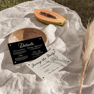 Op de afbeelding: Twee huwelijksuitnodigingskaarten met zwarte en witte tekst. De eerste kaart heeft het woord "Details" in een decoratief lettertype en vermeldt accommodaties, huwelijksregistratie, kleding en meer informatie. De tweede kaart heeft de tekst "Doe je mee met het feest?" en vraagt gasten om uiterlijk 1 augustus 2022 te reageren.