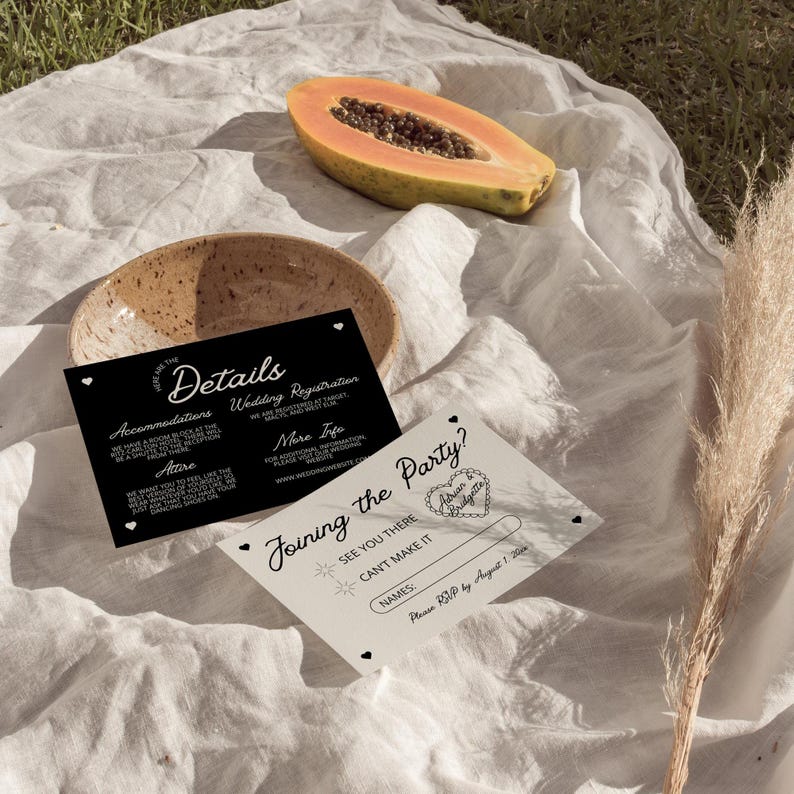 Op de afbeelding: Twee huwelijksuitnodigingskaarten met zwarte en witte tekst. De eerste kaart heeft het woord "Details" in een decoratief lettertype en vermeldt accommodaties, huwelijksregistratie, kleding en meer informatie. De tweede kaart heeft de tekst "Doe je mee met het feest?" en vraagt gasten om uiterlijk 1 augustus 2022 te reageren.
