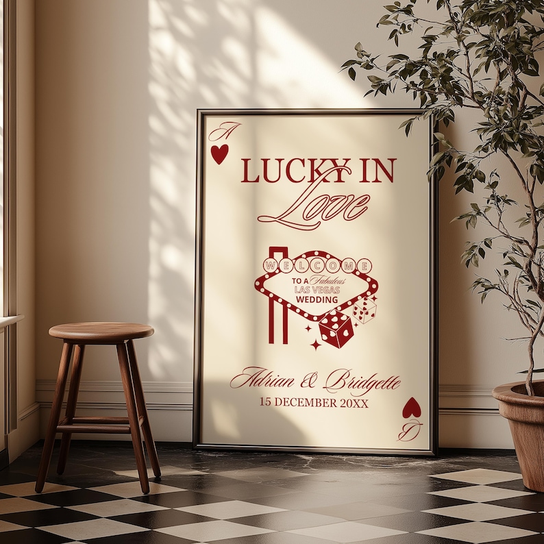 Puede incluir: P&oacute;ster enmarcado con el texto "LUCKY IN Love" en borgo&ntilde;a. Presenta un dise&ntilde;o de letrero de Las Vegas, dados, los nombres "Adrian & Bridgette" y la fecha "15 DECEMBER 20XX". El fondo es de color beige claro.