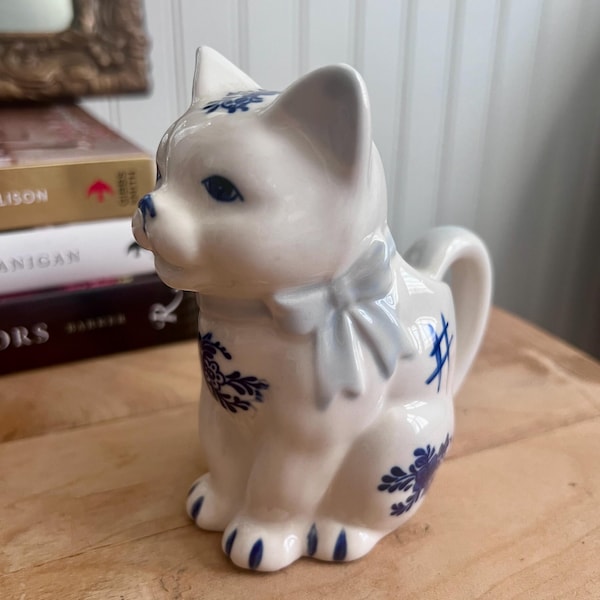 Sweet vintage kitty / cat blue and white creamer