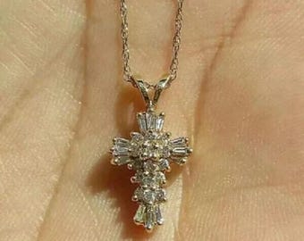 Colgante de cruz con diamantes simulados en forma de baguette de 2 quilates para mujer, chapado en oro amarillo de 14 quilates, con cadena de 45 cm, ideal como regalo de Navidad.