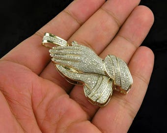 Colgante de manos en oración con diamante de circonita cúbica de talla redonda, chapado en oro de 14 quilates