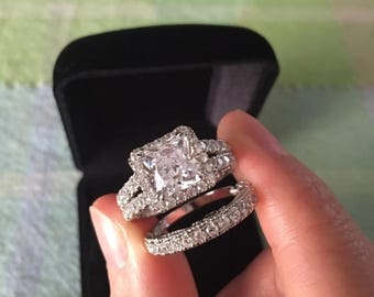 Anillo de compromiso de boda con diamantes de talla princesa de 3,00 quilates y acabado en oro blanco de 14 quilates. Conjunto de anillos de compromiso para mujer.