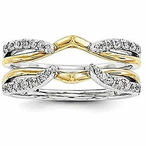 Könnte beinhalten: Ein zweifarbiges Ringschutz mit goldfarbener Oberseite und silberfarbenem Boden. Der Ringschutz hat ein geschwungenes Design mit einer Reihe kleiner, klarer Steine entlang der oberen und unteren Kanten.