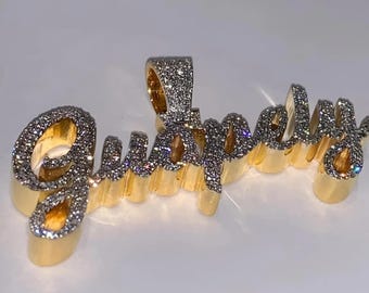 Colgante con nombre personalizado para hombre, diamante moissanita, chapado en oro amarillo de 14 quilates.