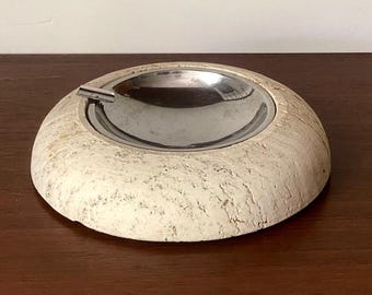 retro asbak van travertijn met metalen inzetstuk uit de jaren 70 en 80