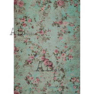 Peut inclure: Un motif floral de style vintage sur un fond bleu clair. Le motif présente des roses roses et des feuilles, et le fond a un aspect texturé et vieilli.