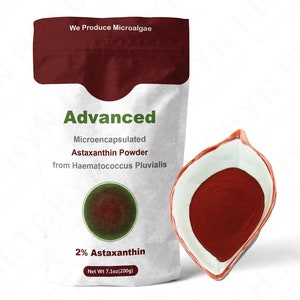 Puede incluir: Una bolsa roja con el texto "We Produce Microalgae" y "Advanced Microencapsulated Astaxanthin Powder from Haematococcus Pluvialis 2% Astaxanthin Net Wt 7.1oz(200g)" en la parte delantera. Un peque&ntilde;o taz&oacute;n blanco con polvo rojo en su interior.