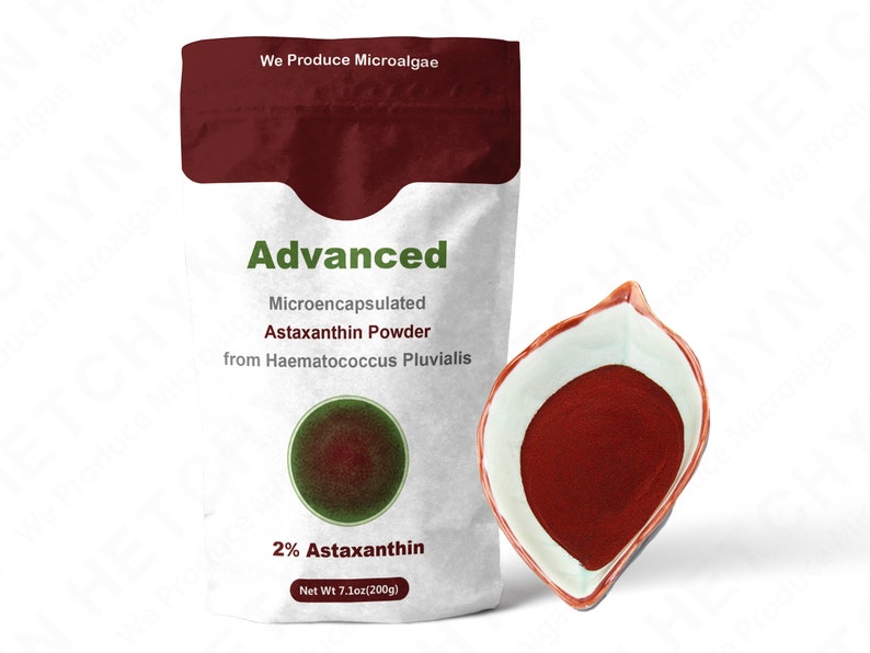 Puede incluir: Una bolsa roja con el texto "We Produce Microalgae" y "Advanced Microencapsulated Astaxanthin Powder from Haematococcus Pluvialis 2% Astaxanthin Net Wt 7.1oz(200g)" en la parte delantera. Un peque&ntilde;o taz&oacute;n blanco con polvo rojo en su interior.