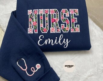 Besticktes Sweatshirt mit Blumenmuster, benutzerdefinierter RN-Name, Rundhalsausschnitt, personalisiertes Krankenschwester-Geschenk, Geschenk für das Krankenschwester-Geschenk für sie