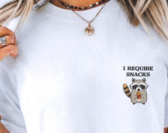 Camiseta Comfort Colors con bordado divertido de mapache, Camiseta "Necesito snacks", Camiseta con bordado de mapache, Camiseta con bordado de animales