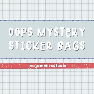 Può includere: Un rettangolo azzurro con le parole "OOPS MYSTERY STICKER BAGS" in bianco, lettere delineate. Sotto, un rettangolo rosso con puntini bianchi e il testo "pajamiesstudio" è visualizzato su uno sfondo a griglia.