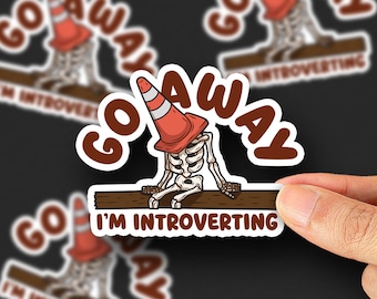 Naklejka z introwertycznym szkieletem, odejdź, jestem introwertykiem, zabawna naklejka antyspołeczna, humor o lęku społecznym