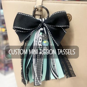 Borlas personalizadas para mini bolsos con cinta / Borlas para mochilas con cinta / Adornos para el día del partido con cinta / Regalos para animadoras / Adornos para animadoras / Adornos para bolsos de hermandad