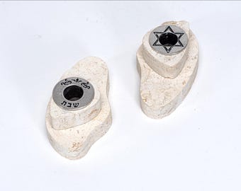 Shabbat-Kerzenständer aus Jerusalemstein, Silbereinsätzen, Judäakunst