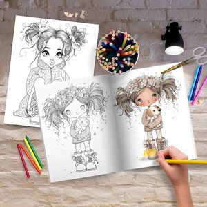 Peut inclure: Un livre de coloriage pr&eacute;sentant des illustrations au trait d'une fille avec des couettes tenant un chiot, &agrave; c&ocirc;t&eacute; d'une page s&eacute;par&eacute;e montrant une fille en pull. La sc&egrave;ne comprend un pot de crayons de couleur, des crayons, des ciseaux et un crayon jaune.